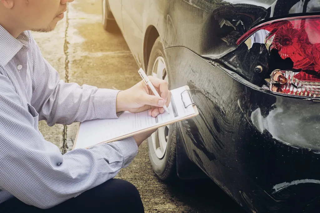 Agente Seguros Trabajando Proceso Reclamo Accidente Coche
