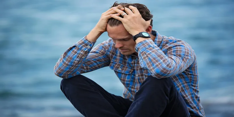 Hombre preocupado agarrándose la cabeza